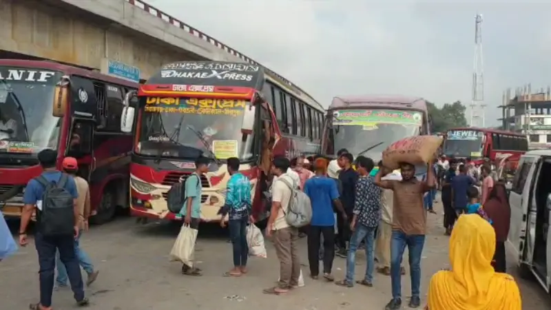 ঈদের ছুটির শেষ হলেও সিরাজগঞ্জ মহাসড়কে আজও রয়েছে যাত্রীচাপ; নেই যানজট ঈদের ছুটির শেষ হলেও সিরাজগঞ্জ মহাসড়কে আজও রয়েছে যাত্রীচাপ; নেই যানজট