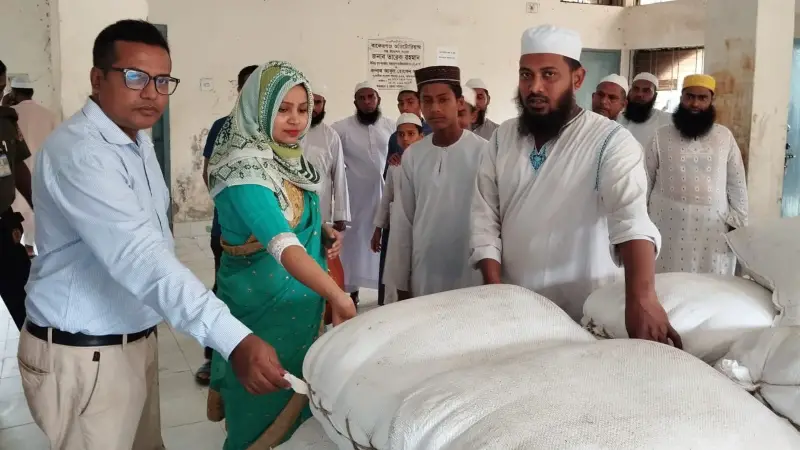 বাকেরগঞ্জে কোরবানির পশুর চামড়া সংরক্ষণে ১০ টন লবণ বিতরণ বাকেরগঞ্জে কোরবানির পশুর চামড়া সংরক্ষণে ১০ টন লবণ বিতরণ