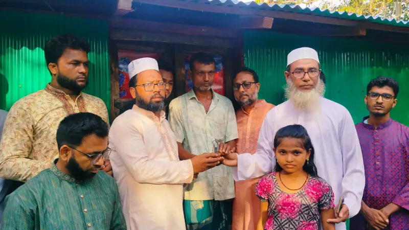 হাতিয়ায় অগ্নিকাণ্ডে নিহত সনাতন ধর্মী পরিবারের পাশে জামায়াত হাতিয়ায় অগ্নিকাণ্ডে নিহত সনাতন ধর্মী পরিবারের পাশে জামায়াত