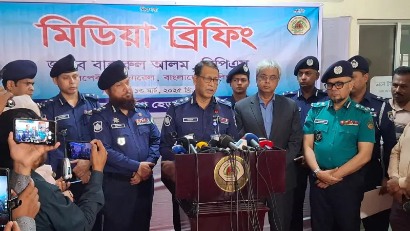 গুজব ছড়িয়ে ভাঙচুর চালানো হলে আইনগত ব্যবস্থা নেব: পুলিশ মহাপরিদর্শক গুজব ছড়িয়ে ভাঙচুর চালানো হলে আইনগত ব্যবস্থা নেব: পুলিশ মহাপরিদর্শক