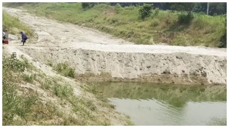 রাজনৈতিক পরিচয়ে নদীতে বাঁধ দিয়ে কাটা হচ্ছে মাটি, প্রশাসন নিশ্চুপ! রাজনৈতিক পরিচয়ে নদীতে বাঁধ দিয়ে কাটা হচ্ছে মাটি, প্রশাসন নিশ্চুপ!