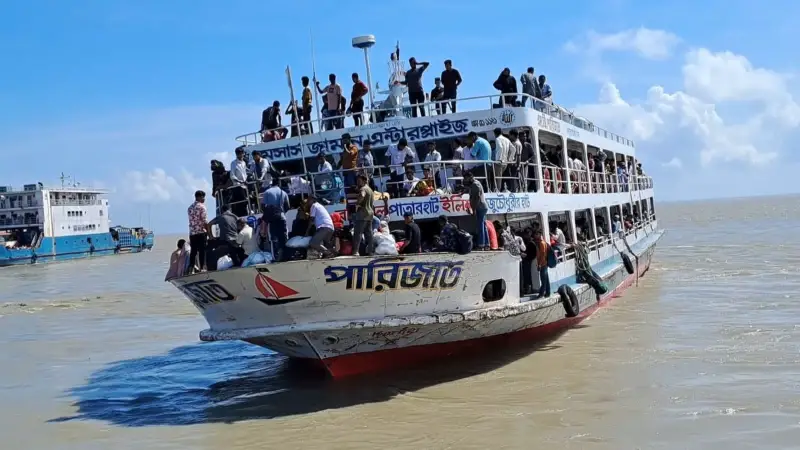 ভোলার লঞ্চঘাটে ঈদ-পরবর্তী যাত্রীদের উপচে পড়া ভিড়, অতিরিক্ত যাত্রী বহনে ঝুঁকিপূর্ণ নৌযাত্রা ভোলার লঞ্চঘাটে ঈদ-পরবর্তী যাত্রীদের উপচে পড়া ভিড়, অতিরিক্ত যাত্রী বহনে ঝুঁকিপূর্ণ নৌযাত্রা
