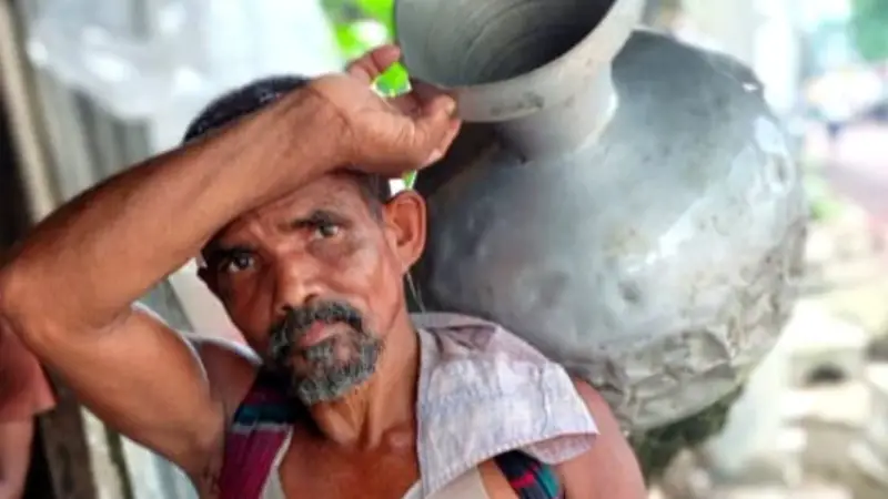 পাঁচ টাকায় এক কলসি পানি টেনে চলে জাফরের জীবনযুদ্ধ পাঁচ টাকায় এক কলসি পানি টেনে চলে জাফরের জীবনযুদ্ধ