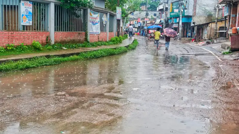 ড্রেনের ময়লা পানি রাস্তায়, জনদুর্ভোগ চরমে ড্রেনের ময়লা পানি রাস্তায়, জনদুর্ভোগ চরমে
