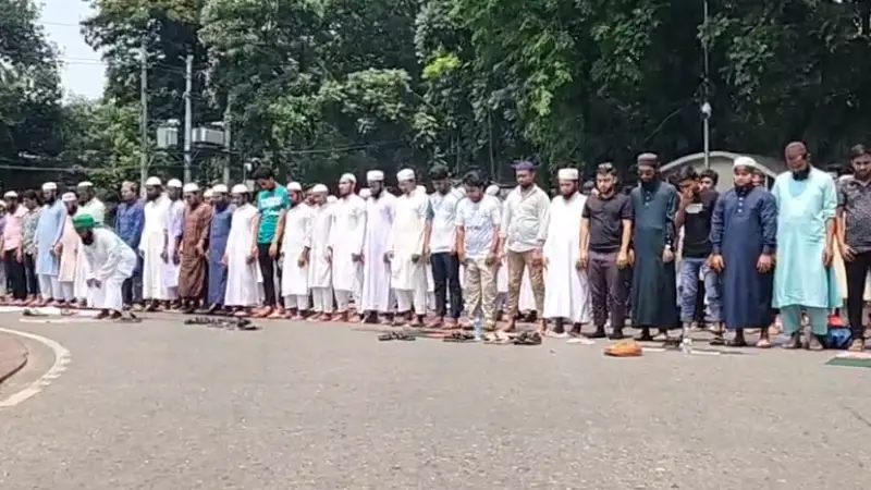 যমুনার সামনে জুম্মার নামাজ আদায় আওয়ামী লীগ নিষিদ্ধের দাবিতে অবস্থানকারীদের যমুনার সামনে জুম্মার নামাজ আদায় আওয়ামী লীগ নিষিদ্ধের দাবিতে অবস্থানকারীদের