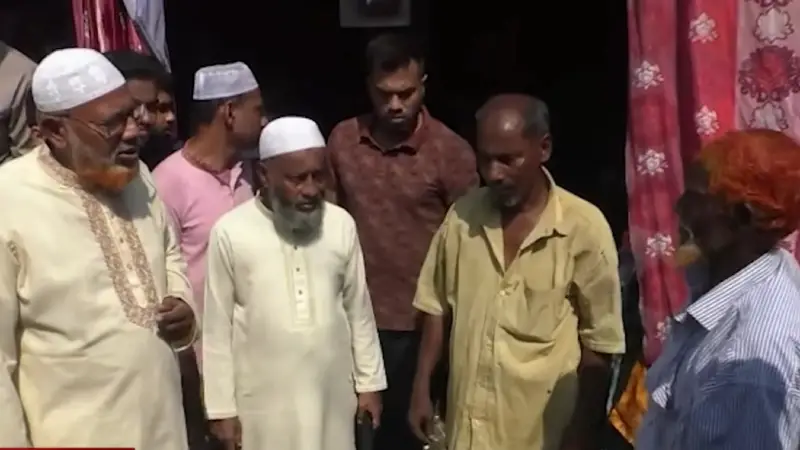 রমজানে দিনের বেলা হোটেলে গিয়ে খাবার খাওয়ায় কানে ধরে উঠবস রমজানে দিনের বেলা হোটেলে গিয়ে খাবার খাওয়ায় কানে ধরে উঠবস
