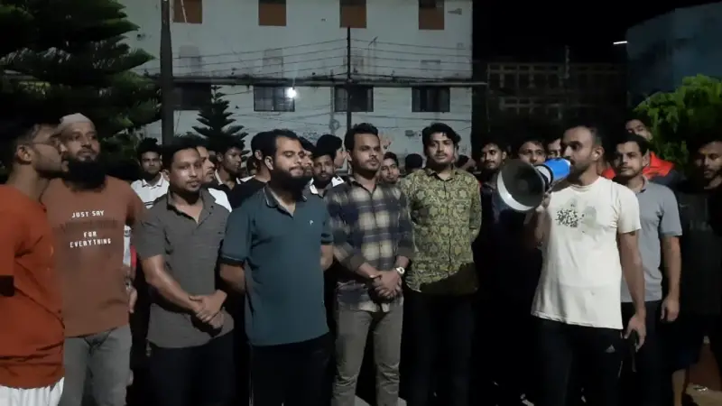 মিডফোর্ড হত্যাকাণ্ডের প্রতিবাদে গর্জে উঠল ভিক্টোরিয়া কলেজ মিডফোর্ড হত্যাকাণ্ডের প্রতিবাদে গর্জে উঠল ভিক্টোরিয়া কলেজ