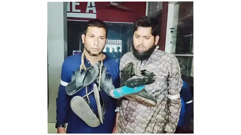 জামায়াত নেতাসহ দুইজনকে জুতার মালা পরিয়ে পুলিশে সোপর্দ জামায়াত নেতাসহ দুইজনকে জুতার মালা পরিয়ে পুলিশে সোপর্দ