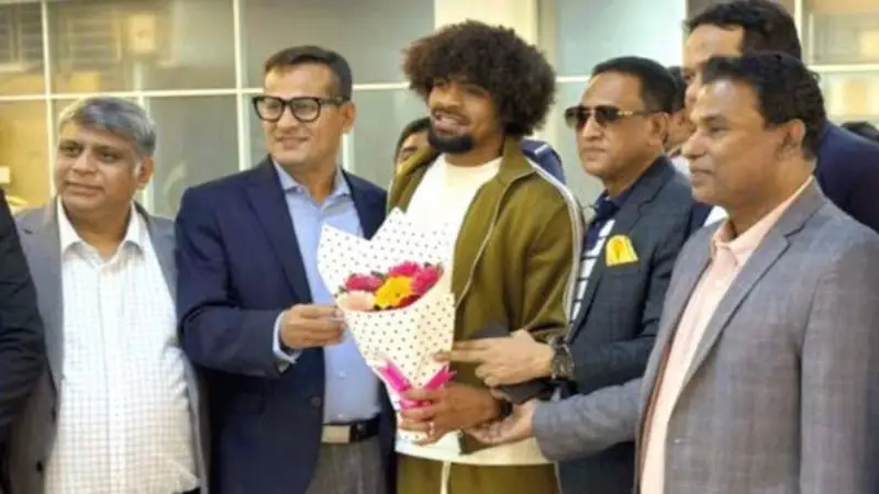 লাল-সবুজ জার্সিতে মাঠ কাঁপাতে বাংলাদেশে পৌঁছলেন হামজা চৌধুরী লাল-সবুজ জার্সিতে মাঠ কাঁপাতে বাংলাদেশে পৌঁছলেন হামজা চৌধুরী