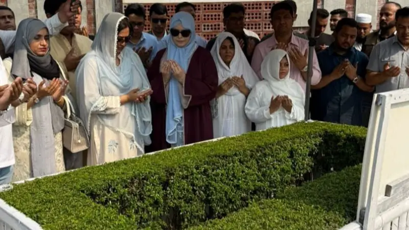 আরাফাত রহমান কোকোর কবর জিয়ারত করলেন ডা. জুবাইদা রহমান আরাফাত রহমান কোকোর কবর জিয়ারত করলেন ডা. জুবাইদা রহমান