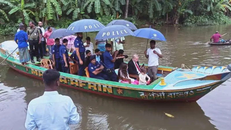 ভাসমান নৌকার হাটে আলজেরিয়ার রাষ্ট্রদূত
