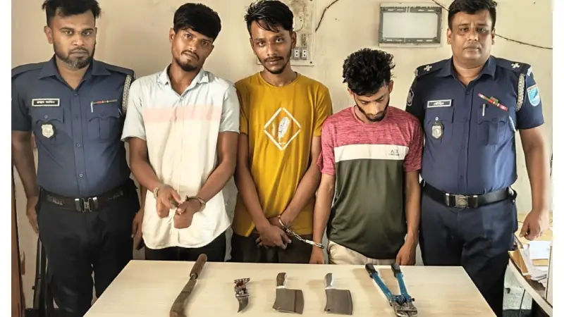মাদারীপুরে ডাকাতির আগেই পুলিশের ফাঁদে ৩ ডাকাত গ্রেফতার মাদারীপুরে ডাকাতির আগেই পুলিশের ফাঁদে ৩ ডাকাত গ্রেফতার