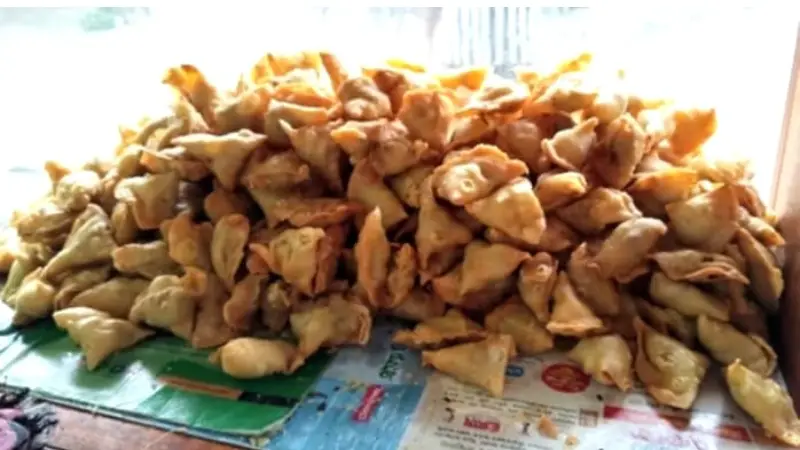 উচ্চ মূল্যের বাজারেও দুই টাকার সিঙ্গাড়া! সাফল্যের গল্প মনিরুল ইসলামের উচ্চ মূল্যের বাজারেও দুই টাকার সিঙ্গাড়া! সাফল্যের গল্প মনিরুল ইসলামের