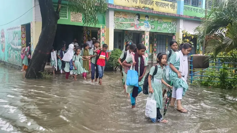 রূপগঞ্জে অল্প বৃষ্টিতেই তলিয়ে যায় স্কুলের মাঠ এবং শ্রেণিকক্ষ