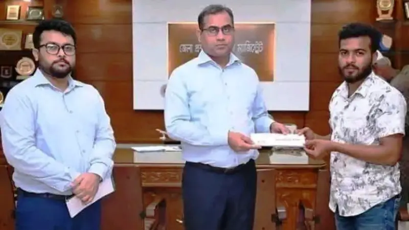 ৪ আগস্ট পালাতে গিয়ে আহত, ‘জুলাই যোদ্ধার’ অনুদান পেলেন যুবলীগ নেতা! ৪ আগস্ট পালাতে গিয়ে আহত, ‘জুলাই যোদ্ধার’ অনুদান পেলেন যুবলীগ নেতা!