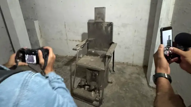 আয়নাঘর: রহস্যময় বন্দিশালা থেকে উদ্ধার নির্যাতনের বিশেষ চেয়ার! আয়নাঘর: রহস্যময় বন্দিশালা থেকে উদ্ধার নির্যাতনের বিশেষ চেয়ার!