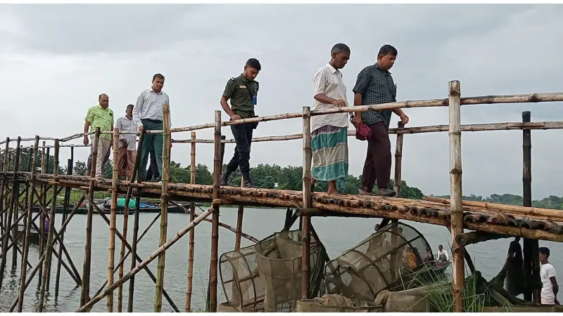 ঝুঁকিপূর্ণ বাঁশের সাঁকো সংস্কারে প্রশাসনের ত্বরিত উদ্যোগ ঝুঁকিপূর্ণ বাঁশের সাঁকো সংস্কারে প্রশাসনের ত্বরিত উদ্যোগ