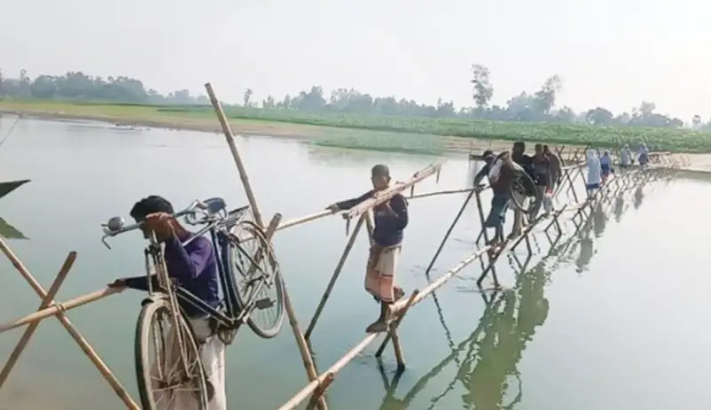 গাইবান্ধায় ৫ গ্রামের মানুষের ভরসা একটি বাঁশের সাঁকো গাইবান্ধায় ৫ গ্রামের মানুষের ভরসা একটি বাঁশের সাঁকো