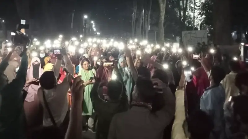 ’তুমি কে, আমি কে, আছিয়া আছিয়া’- স্লোগানে উত্তাল রাবি ’তুমি কে, আমি কে, আছিয়া আছিয়া’- স্লোগানে উত্তাল রাবি