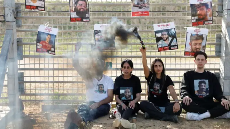‘হাল ছাড়ছি না’, যুদ্ধবিরতি ব্যর্থতায় ইসরায়েলি এক পরিবারের আকুতি ‘হাল ছাড়ছি না’, যুদ্ধবিরতি ব্যর্থতায় ইসরায়েলি এক পরিবারের আকুতি