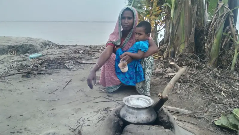 ঈদের আনন্দ থেকে বঞ্চিত কড়াইবরিশাল ও শাখাহাতি চরের মানুষ ঈদের আনন্দ থেকে বঞ্চিত কড়াইবরিশাল ও শাখাহাতি চরের মানুষ