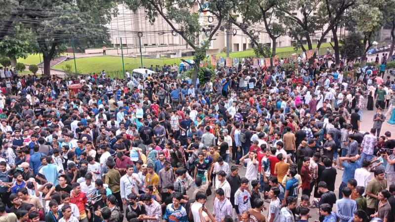 সচিবালয়ের সামনে সংঘর্ষে আহত অর্ধশতাধিক শিক্ষার্থী সচিবালয়ের সামনে সংঘর্ষে আহত অর্ধশতাধিক শিক্ষার্থী