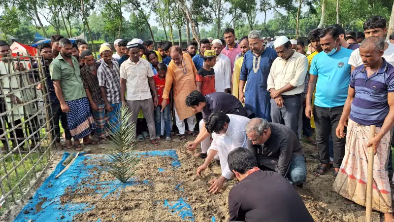 দুর্ঘটনায় নিহত শিক্ষিকা মাহেরিন চৌধুরী বাবা-মায়ের কবরের পাশে চিরনিদ্রায় শায়িত দুর্ঘটনায় নিহত শিক্ষিকা মাহেরিন চৌধুরী বাবা-মায়ের কবরের পাশে চিরনিদ্রায় শায়িত