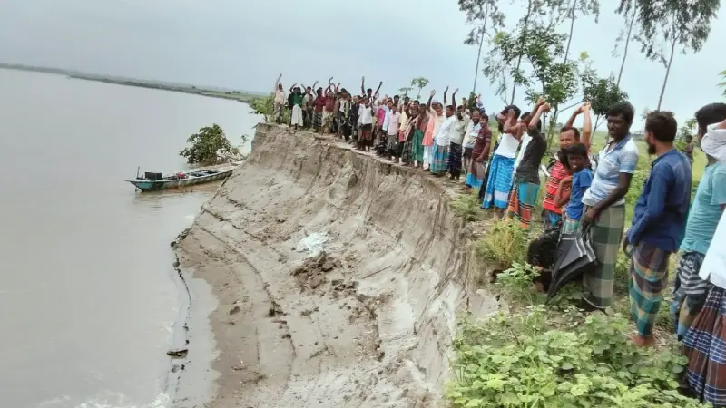 যমুনায় নিশ্চিহ্ন হচ্ছে সাপধরীর দশ গ্রাম যমুনায় নিশ্চিহ্ন হচ্ছে সাপধরীর দশ গ্রাম