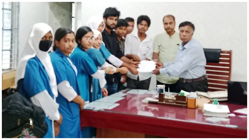 বরিশাল আলেকান্দা সরকারি কলেজের শিক্ষার্থীদের স্মারকলিপি পেশ বরিশাল আলেকান্দা সরকারি কলেজের শিক্ষার্থীদের স্মারকলিপি পেশ