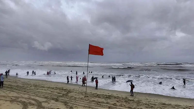 উপকূলে সতর্ক সংকেত: ভারী বৃষ্টি ও দমকা হাওয়ায় থমকে গেছে নৌচলাচল উপকূলে সতর্ক সংকেত: ভারী বৃষ্টি ও দমকা হাওয়ায় থমকে গেছে নৌচলাচল