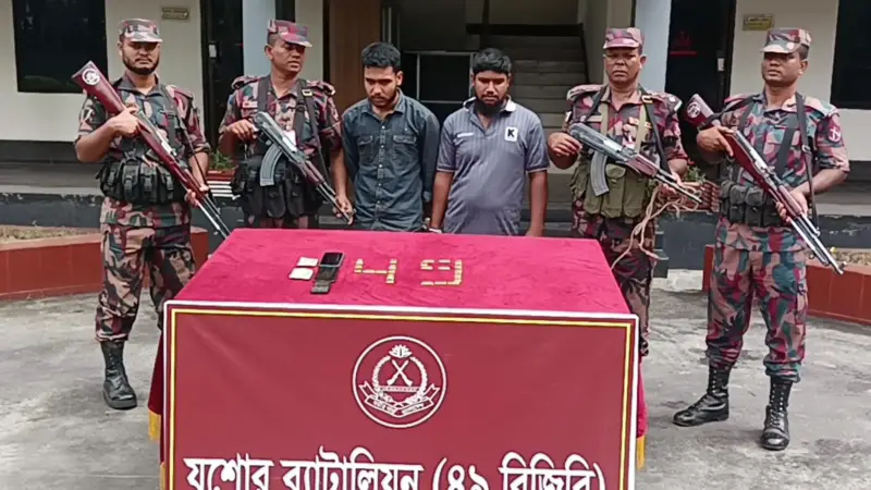 যশোরে প্রায় সাড়ে ৪ কোটি টাকার স্বর্ণের বারসহ দুই পাচারকারী আটক যশোরে প্রায় সাড়ে ৪ কোটি টাকার স্বর্ণের বারসহ দুই পাচারকারী আটক