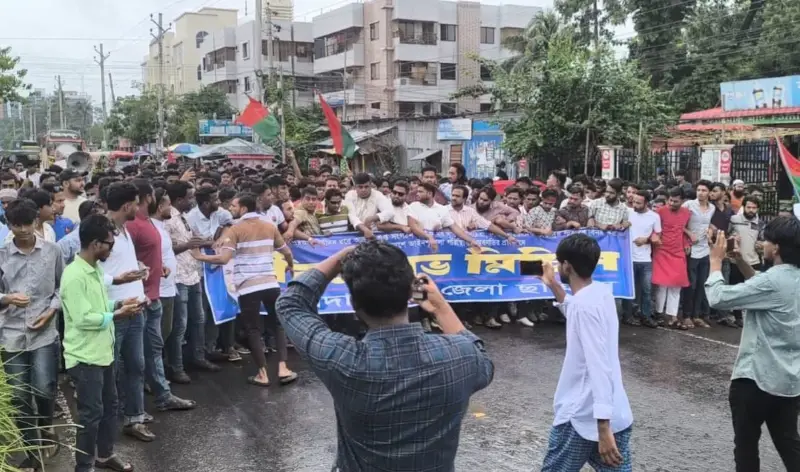 সারাদেশে বিশৃঙ্খলা, মাদারীপুরে ছাত্রদলের বিক্ষোভে উত্তাল রাজপথ সারাদেশে বিশৃঙ্খলা, মাদারীপুরে ছাত্রদলের বিক্ষোভে উত্তাল রাজপথ