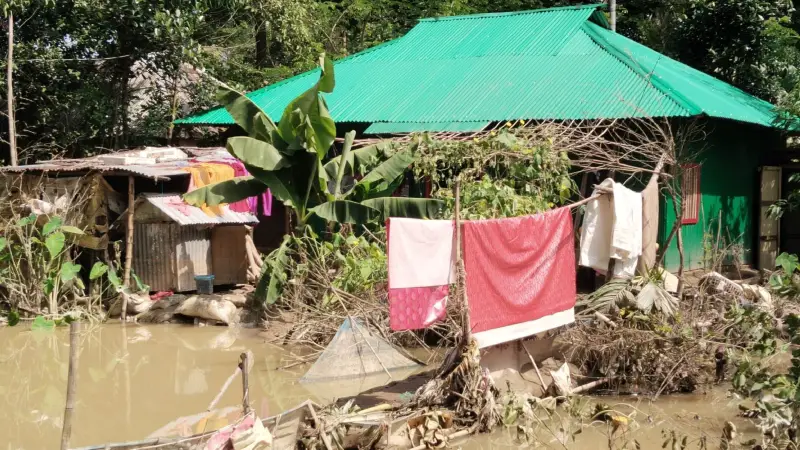 এক রাতেই সর্বনাশ! ফেনীর বানে ভেসে গেল শতাধিক ঘরবাড়ি এক রাতেই সর্বনাশ! ফেনীর বানে ভেসে গেল শতাধিক ঘরবাড়ি