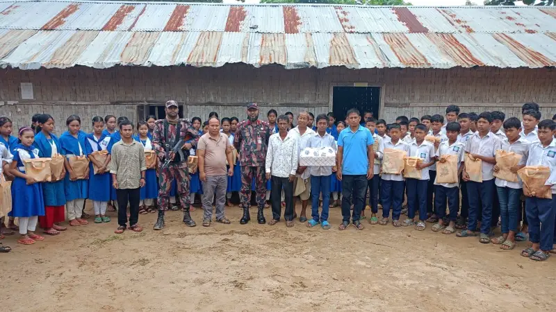 রামগড় সীমান্তে শিক্ষার্থীদের মাঝে বিজিবির শিক্ষা ও ক্রীড়া সামগ্রী বিতর রামগড় সীমান্তে শিক্ষার্থীদের মাঝে বিজিবির শিক্ষা ও ক্রীড়া সামগ্রী বিতর