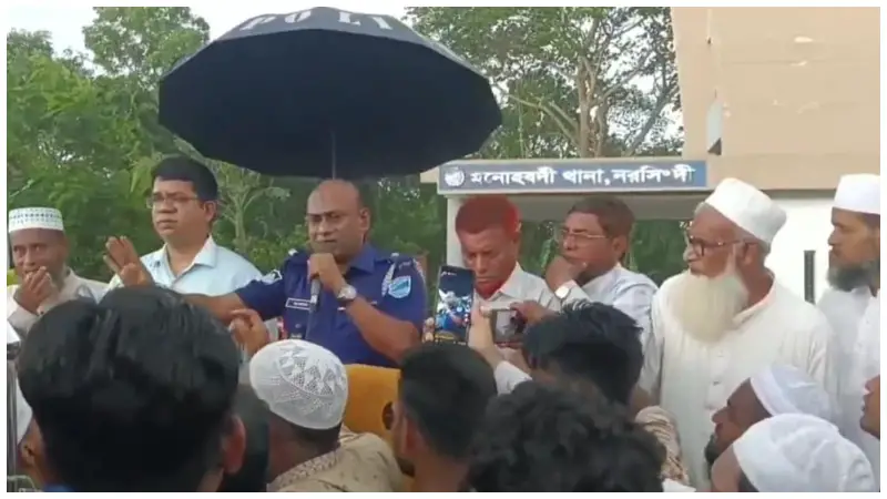 মাদ্রাসা শিক্ষক হত্যার প্রতিবাদে মরদেহ নিয়ে থানায় বিক্ষোভ মাদ্রাসা শিক্ষক হত্যার প্রতিবাদে মরদেহ নিয়ে থানায় বিক্ষোভ