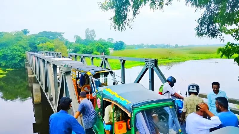 বাঞ্ছারামপুরে বেইলি সেতুর দুই প্রান্তে দীর্ঘ যানজট বাঞ্ছারামপুরে বেইলি সেতুর দুই প্রান্তে দীর্ঘ যানজট