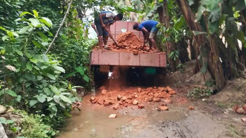 উল্লাপাড়ায় বিএনপি নেতার নিজ অর্থায়নে রাস্তা সংস্কার উল্লাপাড়ায় বিএনপি নেতার নিজ অর্থায়নে রাস্তা সংস্কার