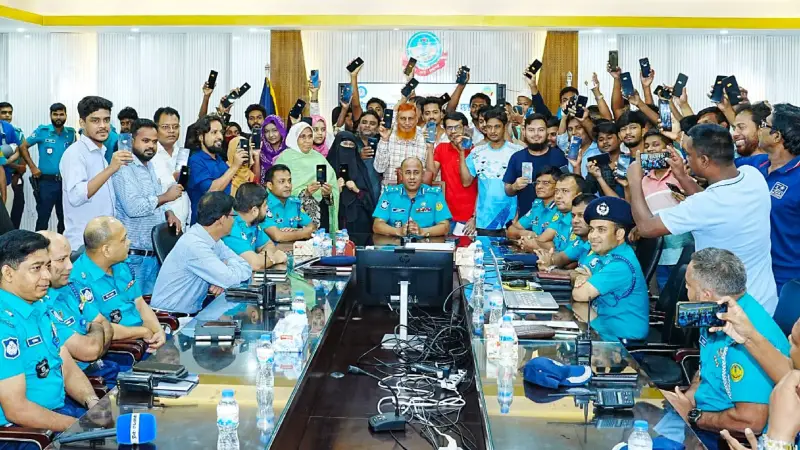 রাজশাহীতে উদ্ধার ৮৪ মোবাইল ফোন, মালিকদের ফিরিয়ে দিলো পুলিশ রাজশাহীতে উদ্ধার ৮৪ মোবাইল ফোন, মালিকদের ফিরিয়ে দিলো পুলিশ