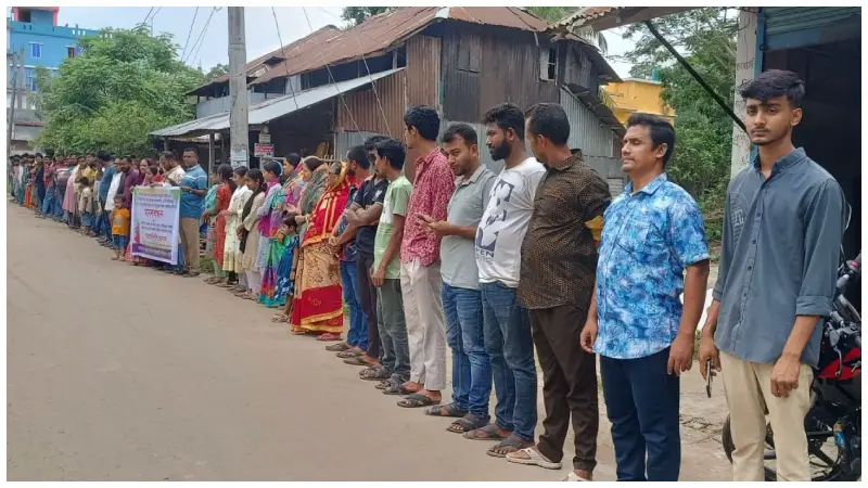 চলাচলের পথে বিদ্যুতের খুঁটি বসানোর উদ্যোগে এলাকাবাসীর প্রতিবাদ চলাচলের পথে বিদ্যুতের খুঁটি বসানোর উদ্যোগে এলাকাবাসীর প্রতিবাদ