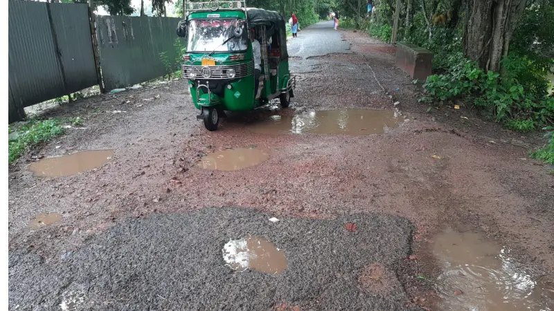 নগরকান্দা সড়কে গর্তে গাড়ি, ধূলায় দমবন্ধ, জনভোগান্তির চূড়ান্ত রূপ নগরকান্দা সড়কে গর্তে গাড়ি, ধূলায় দমবন্ধ, জনভোগান্তির চূড়ান্ত রূপ