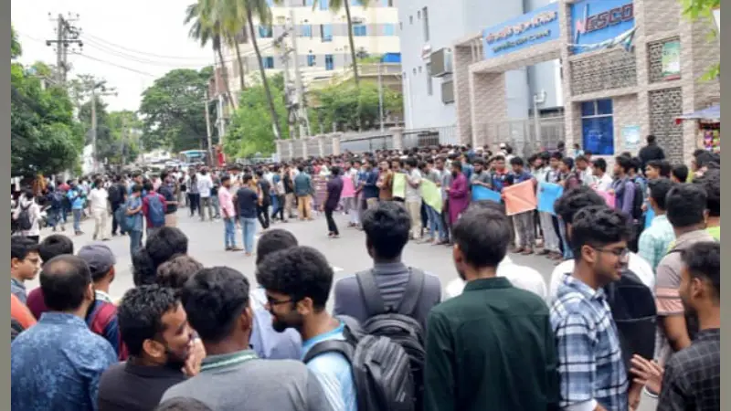 তিন দফা দাবিতে নেসকো ঘেরাও করল রুয়েট শিক্ষার্থীরা