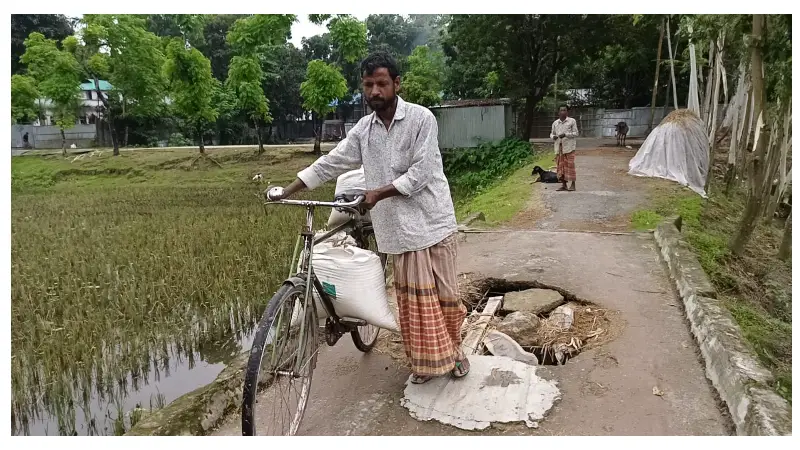ফুলবাড়ীতে গর্ত আর রেলিংবিহীন সেতু এখন মরণফাঁদে পরিণত ফুলবাড়ীতে গর্ত আর রেলিংবিহীন সেতু এখন মরণফাঁদে পরিণত