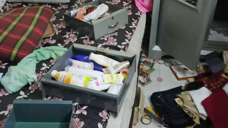 আড়াইহাজারে পুলিশ পরিচয়ে ডাকাতি, স্বর্ণালংকারসহ অর্ধ কোটি টাকার মালামাল লুট আড়াইহাজারে পুলিশ পরিচয়ে ডাকাতি, স্বর্ণালংকারসহ অর্ধ কোটি টাকার মালামাল লুট