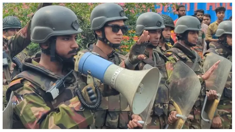 সেনাবাহিনীর ৭মিনিটের আল্টিমেটাম, দুই মিনিটেই সড়ক ক্লিয়ার! সেনাবাহিনীর ৭মিনিটের আল্টিমেটাম, দুই মিনিটেই সড়ক ক্লিয়ার!