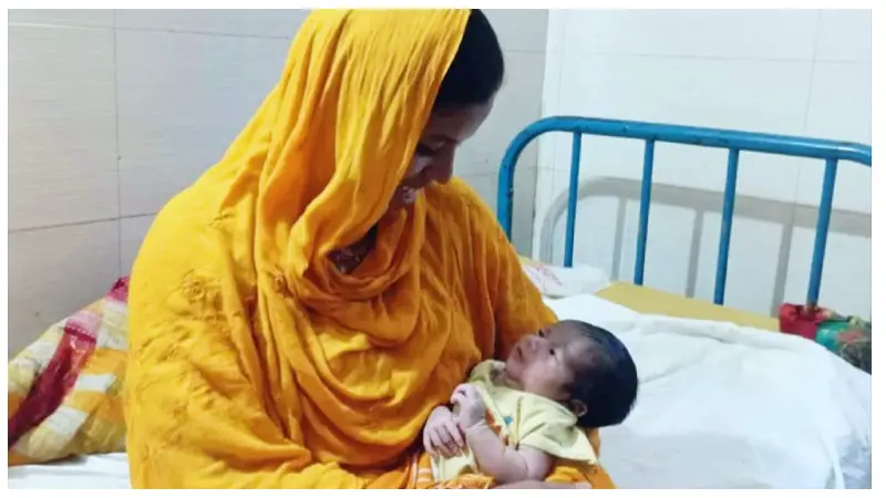 অবশেষে কুড়িয়ে পাওয়া শিশুটি ফিরে পেল মায়ের কোল অবশেষে কুড়িয়ে পাওয়া শিশুটি ফিরে পেল মায়ের কোল