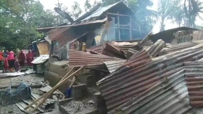 বাউফলে এইচএসসি পরীক্ষার্থী খুনের ঘটনায় চারটি বসতঘর পুড়িয়ে দিয়েছে বিক্ষুব্ধরা