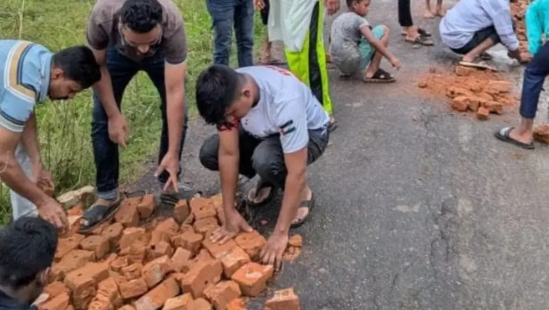 রাঙ্গুনিয়ায় ভেঙে যাওয়া সড়ক সংস্কার করলেন ছাত্রদলের নেতৃবৃন্দ রাঙ্গুনিয়ায় ভেঙে যাওয়া সড়ক সংস্কার করলেন ছাত্রদলের নেতৃবৃন্দ