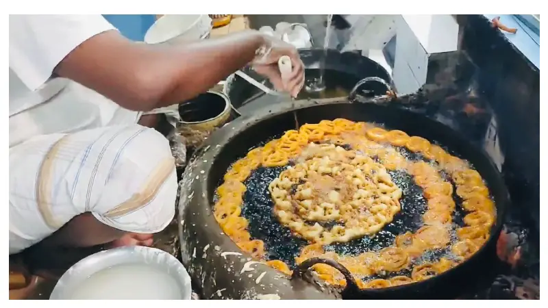 ৬৫ বছরের মিষ্টি ইতিহাস: রাজশাহীর বাটার মোড়ের জিলাপির গল্প ৬৫ বছরের মিষ্টি ইতিহাস: রাজশাহীর বাটার মোড়ের জিলাপির গল্প