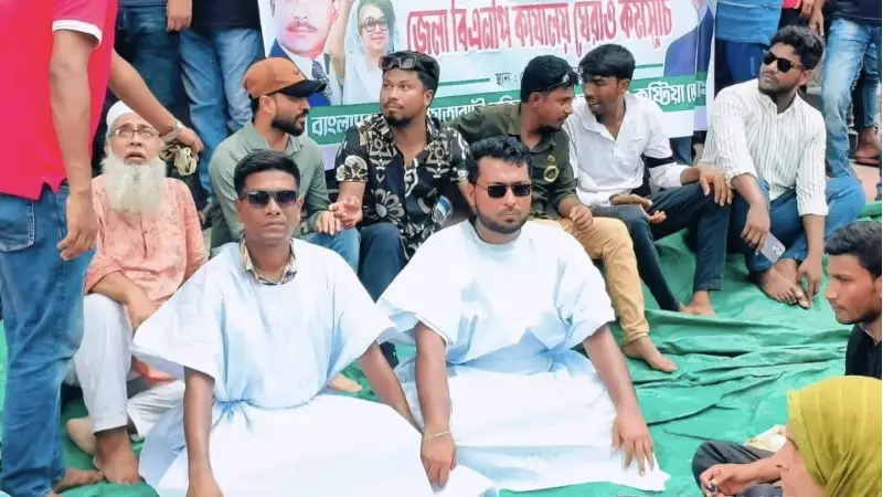 কুষ্টিয়ায় কাফনের কাপড়ে বিএনপির বিক্ষোভ, ভোট কারচুপির অভিযোগ