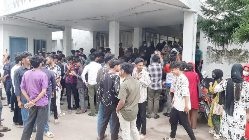 এইচএসসি পরীক্ষা পেছানোসহ ৩ দফা দাবিতে বরিশালে শিক্ষার্থীদের বিক্ষোভ এইচএসসি পরীক্ষা পেছানোসহ ৩ দফা দাবিতে বরিশালে শিক্ষার্থীদের বিক্ষোভ